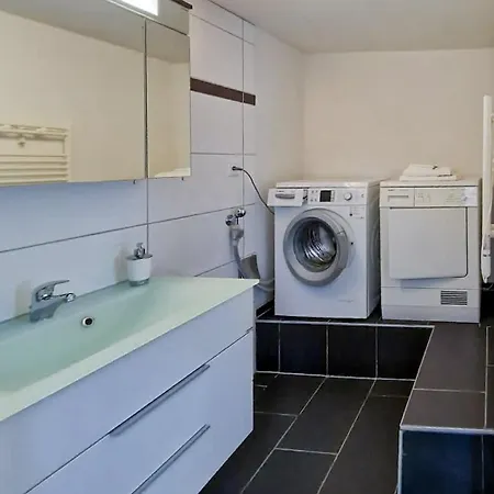 Bellevue Beautiful Waterfall View Private Garden & Free Parking Appartement