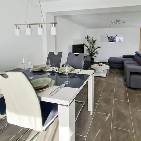 Bellevue Beautiful Waterfall View And Garden *