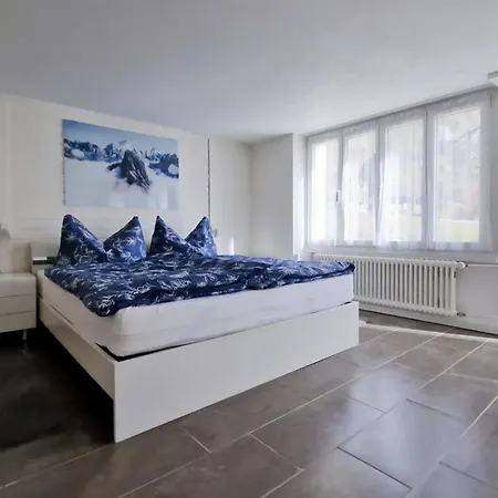 Bellevue Beautiful Waterfall View And Garden *