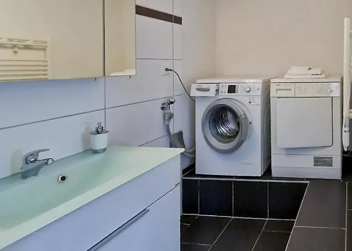 Bellevue Beautiful Waterfall View And Garden Daire