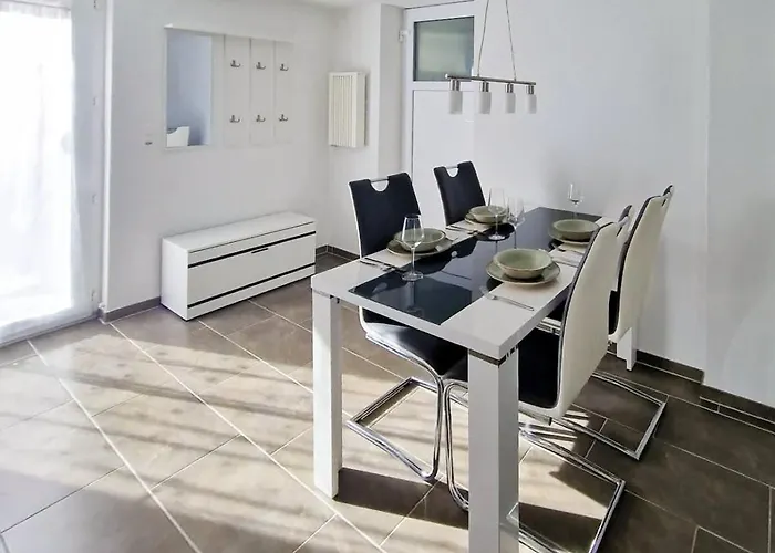 Bellevue Beautiful Waterfall View And Garden